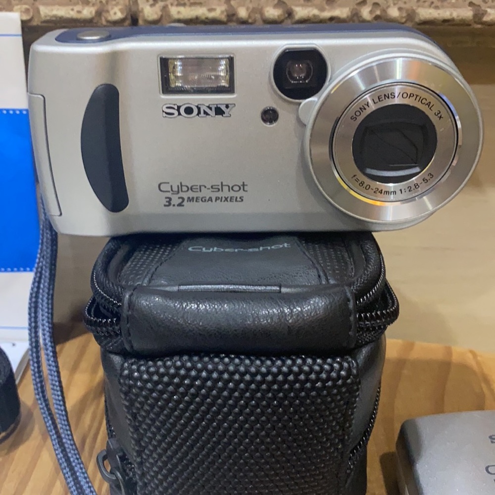 Used——Sony Cyber-Shot Camera